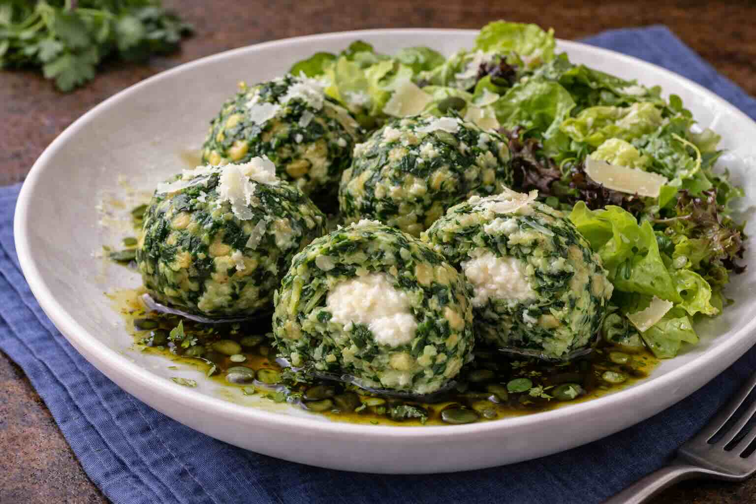 Spinatknödel mit Ricottafüllung
